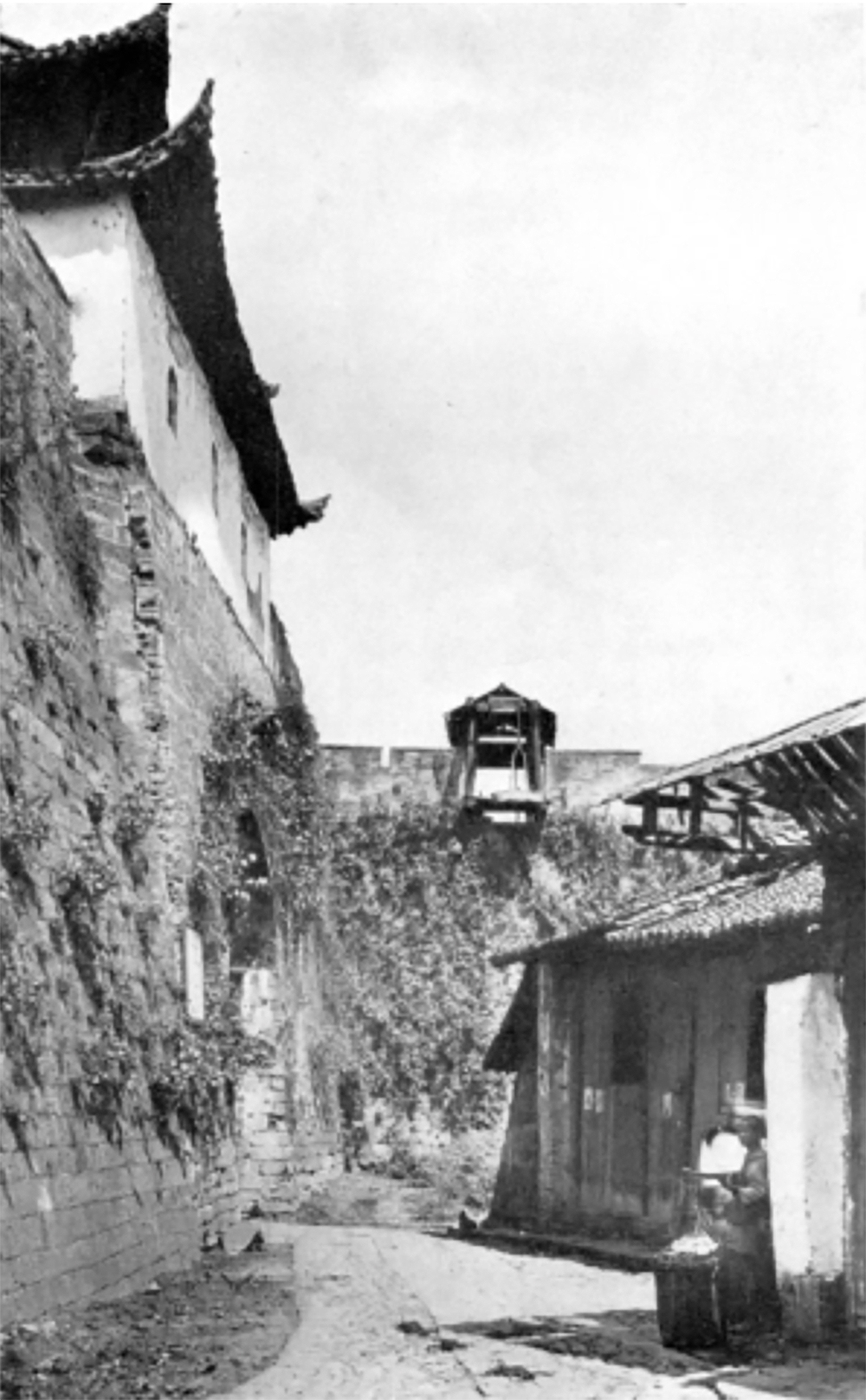杭州凤山门：百年前，坐“篮筐电梯”上城门，要花点钱