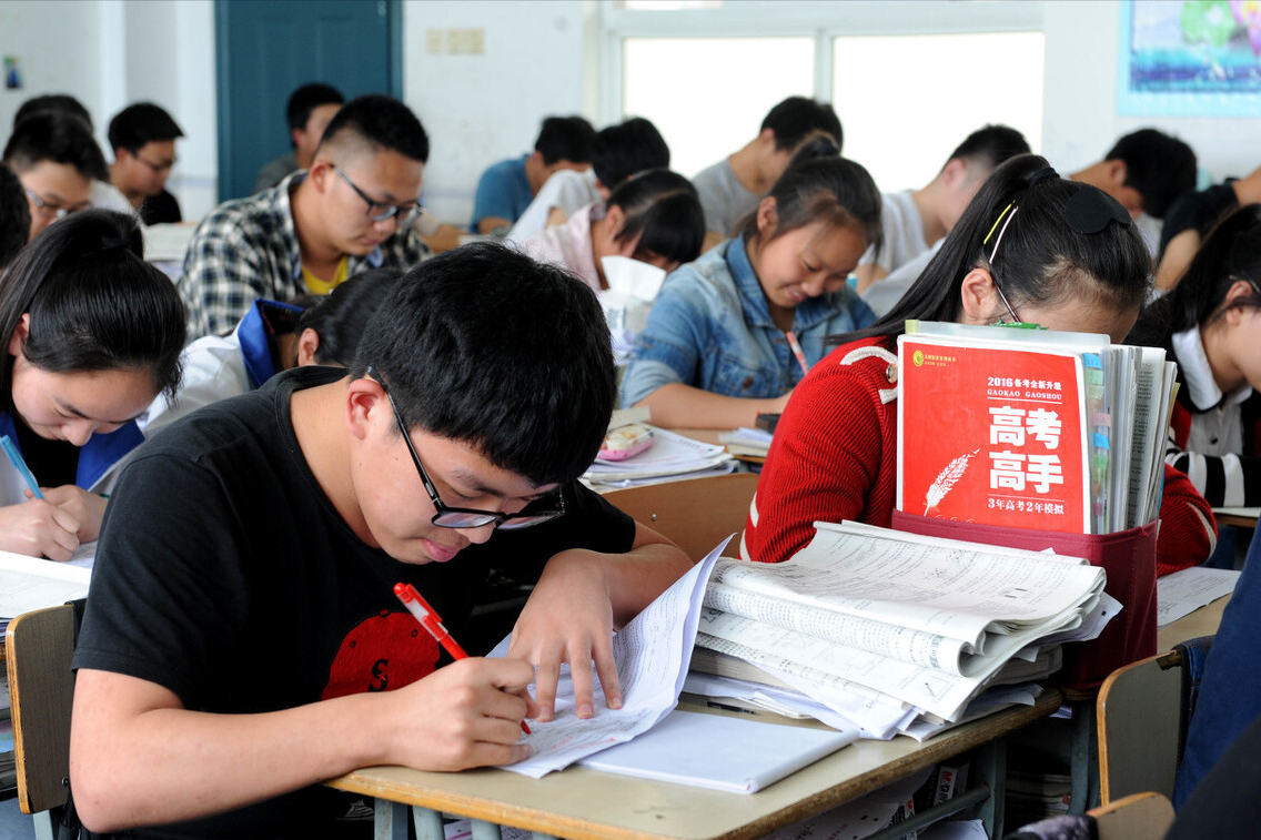 易烊千玺高考“太偏科”，数学成绩不错，英语分数让人捏了一把汗