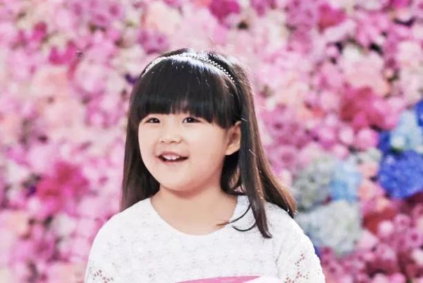 今天是何炅47周岁生日,他的家庭,4个美女徒弟与3个干女儿