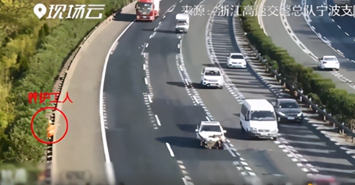 男子地铁猥亵女乘客，母亲下跪求谅解【三分钟法治新闻全知道】