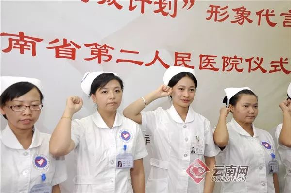 昆明街头救活昏迷少年的白衣小姐姐，原来她的故事也是传奇!