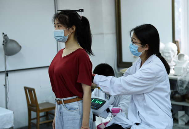 高考体检需要“一丝不挂”？学生被吓出表情包，体检医生很无奈