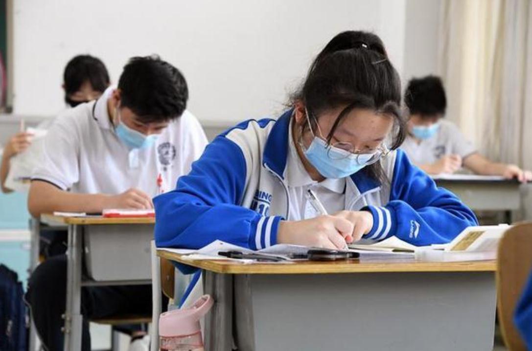 44年前“高考英语试卷”长啥样？看到第二题，小学生表示没压力