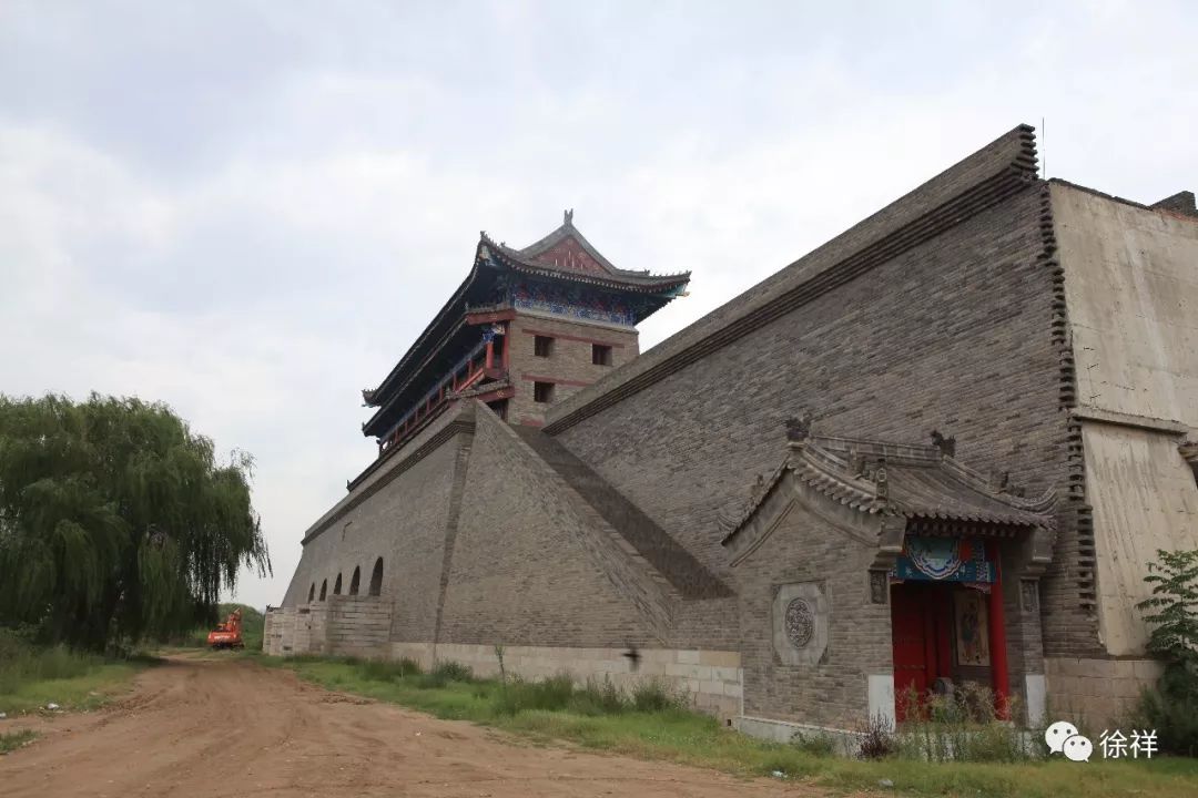 历史上,潼关古城数次迁徙,城池多变,不仅是军事要塞,而且是水运繁华的