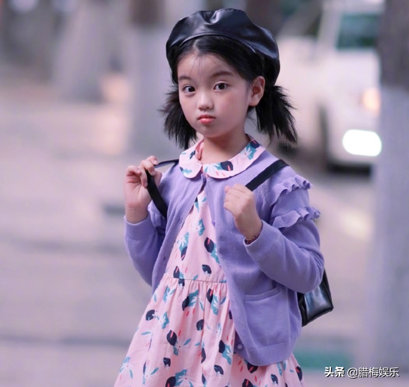 阿拉蕾8岁近照,大眼睛厚嘴唇很可爱,但却失去了小时候的灵气
