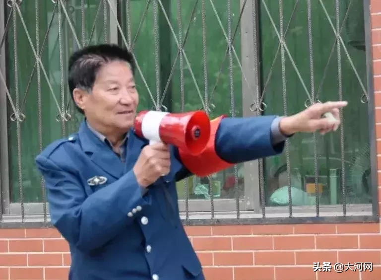 服!这位校园保安大爷可真的有点厉害……