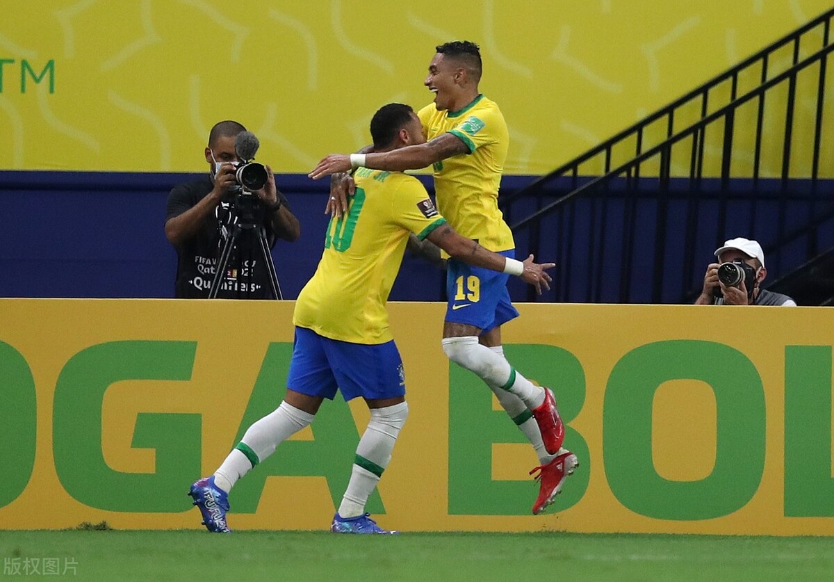 南美世界杯预选赛巴西vs乌拉圭(世预赛-内马尔独造4球 苏亚雷斯破门 巴西4-1乌拉圭 11场不败领跑)