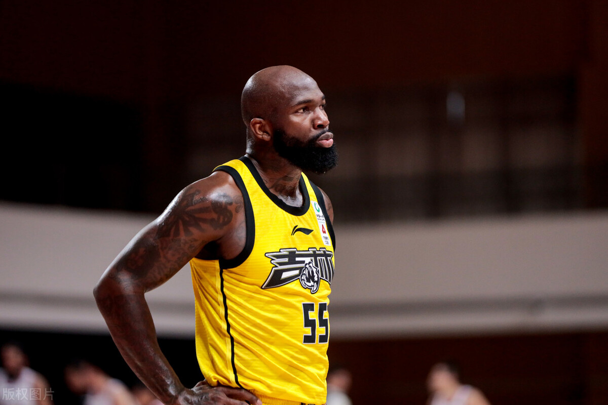 尼克杨为什么不打cba了（4消息！小高艾伦发声，选秀顺位公布，尼克杨离队原因，琼斯激怒）