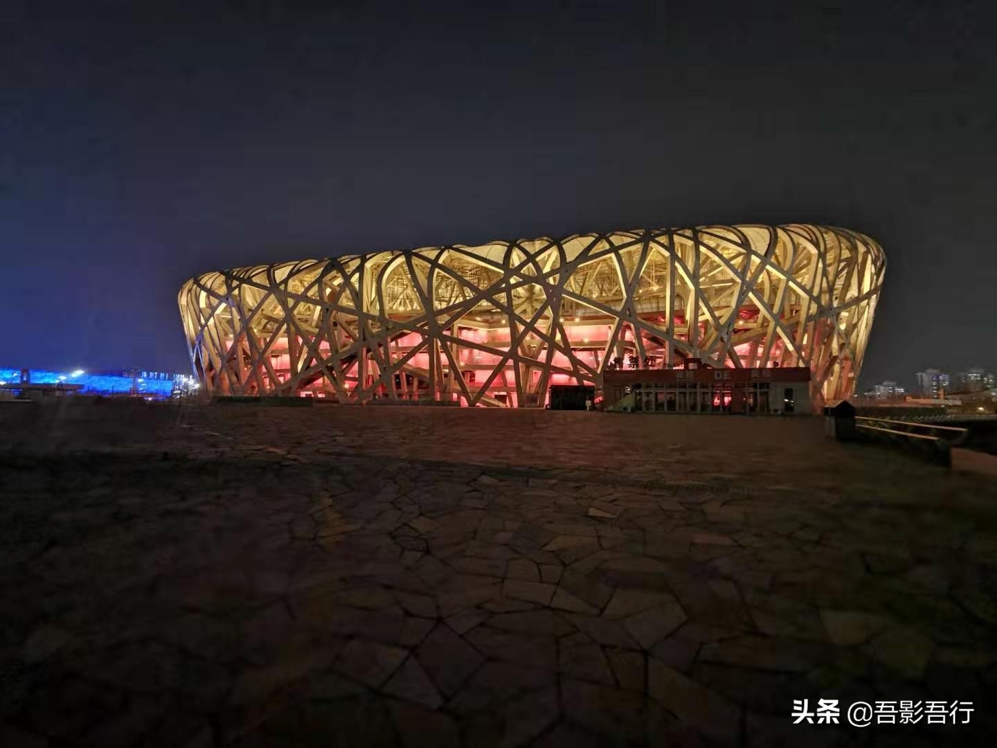 鸟巢夜景视频(太惊艳了！夜幕降临下的北京鸟巢，宛如一颗皇冠一样金光灿烂)