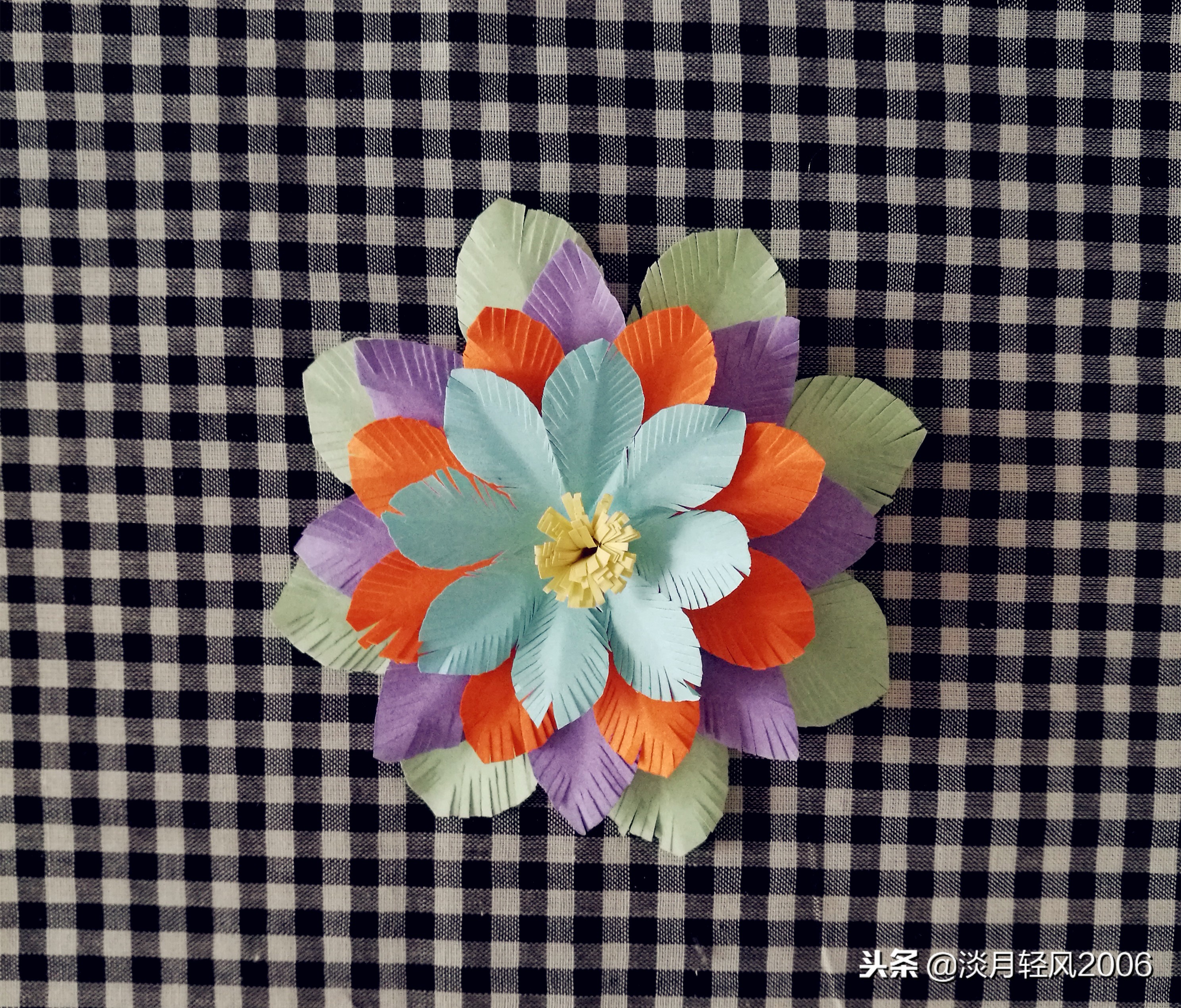 用卡纸做花(幼儿园手工,自己动手diy,一张卡纸做出美丽花朵,有教程)