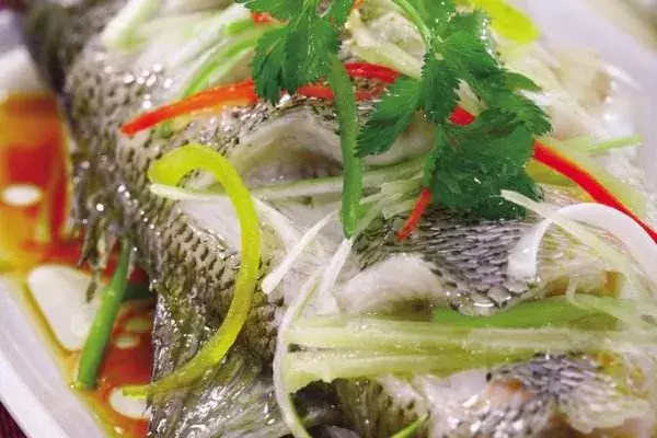 最中国的烹饪，永远吃不腻的清蒸鲈鱼，从选鱼开始说起