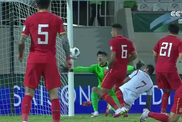 2021世界杯誰對誰（1-0領先就保守！洛國富66分鐘被換下一臉不情愿，國足1-1憾平阿曼）