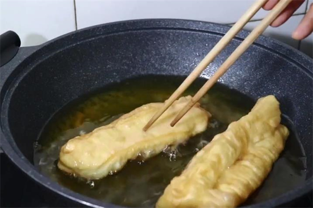 炸油条的做法和配方（在家炸油条蓬松柔软好吃又健康）
