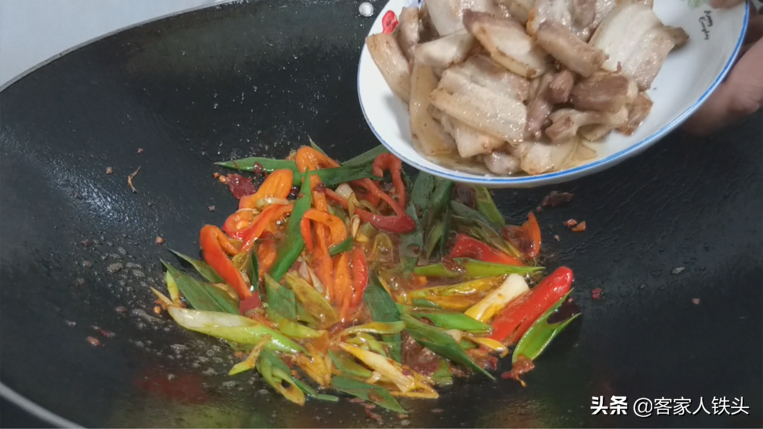 回锅肉，还是最爱妈妈教的这一个做法，简单好吃，比饭店做的还香