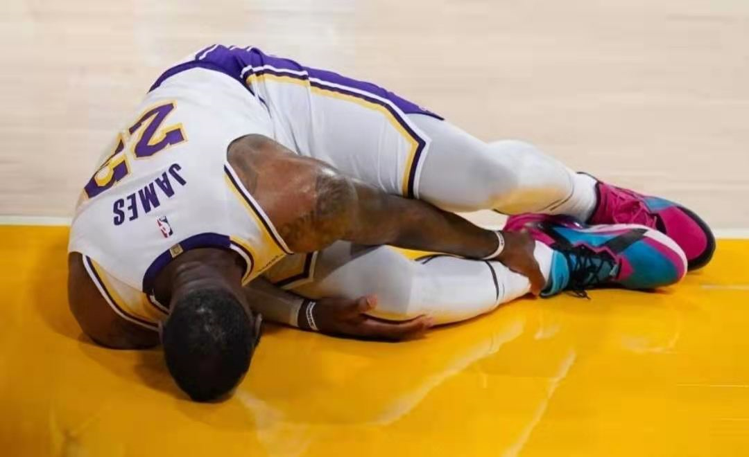 nba球员为什么下场休息（詹姆斯伤情确定，将无限期休战，为何在投中3分之后才被换下场？）