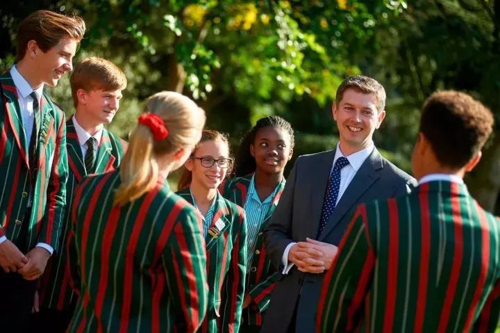 西方教育的秘密：如何偷偷完成了社会分层