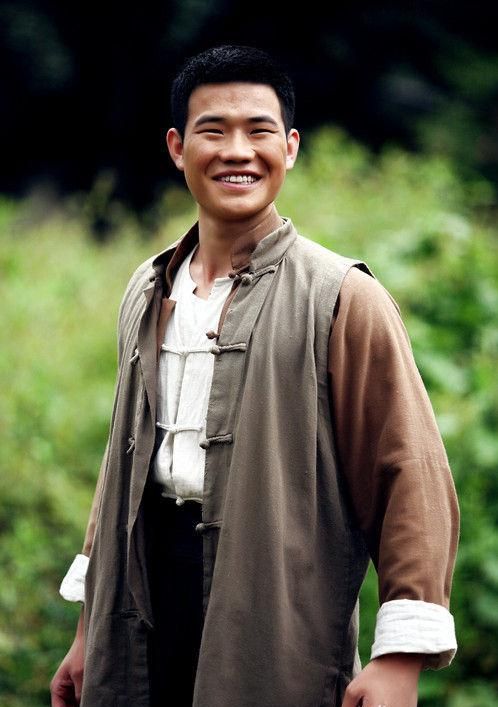 谢孟伟《边城》剧照谢孟伟气质硬朗,形象彪悍,功夫了得,主演的大多是