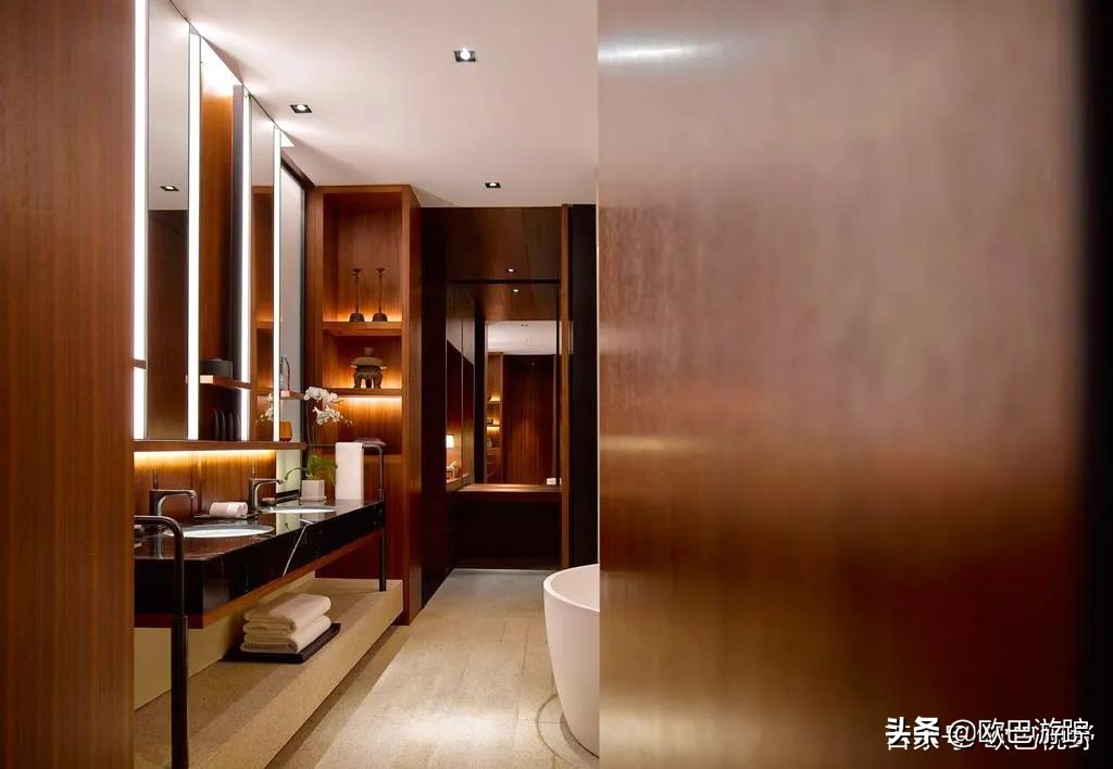 厦门这家奢牌酒店，毗邻繁华，却又遁于静谧迷人的港湾