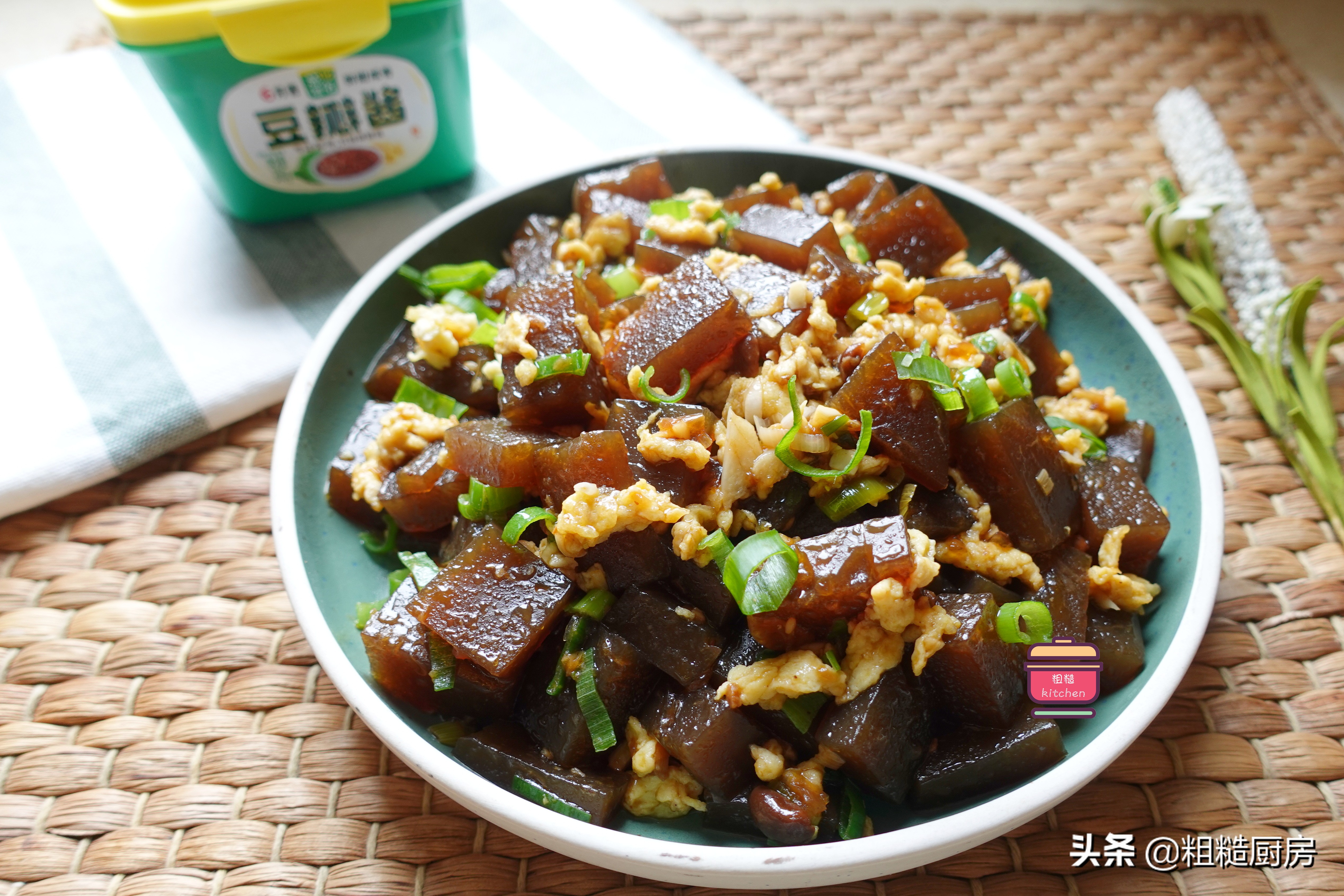 天热胃口差,给家人炒盘橡子凉粉,爽口不油腻,酱香浓郁太馋人