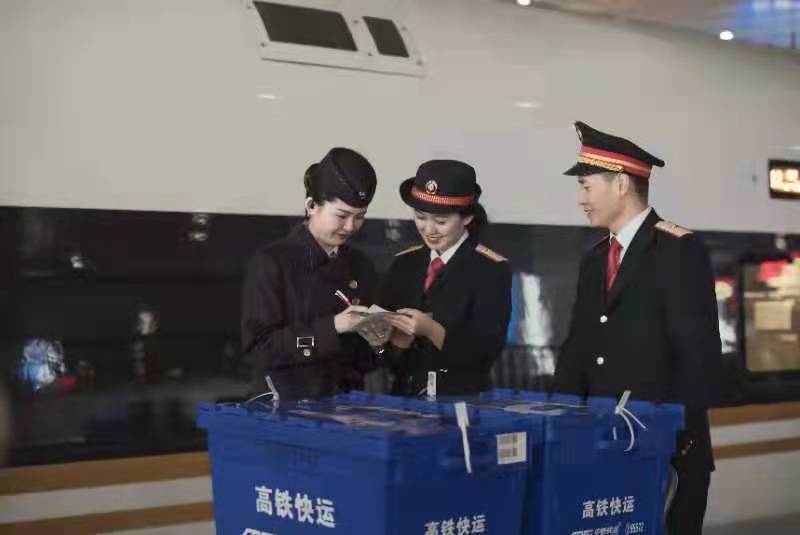 铁路部门积极服务“双11”日均投入快件运送的高铁客车1135列