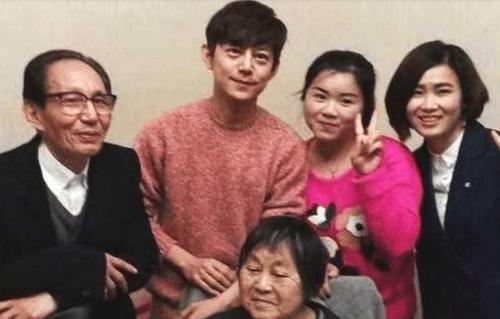 何炅实在太低调，父母身份背景曝光后令人意外，难怪这么优秀呢