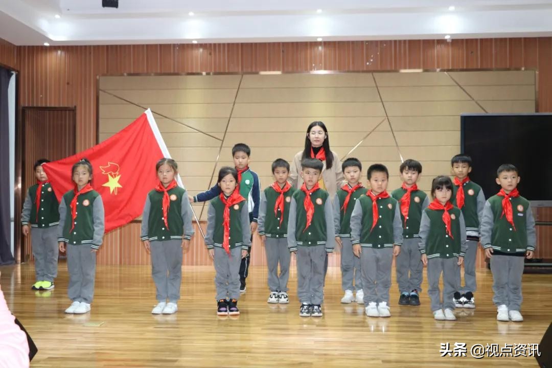 《队旗飘扬》龙翔小学：红领巾相约中国梦-争做新时代好队员