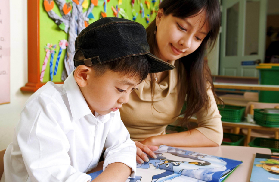 小学生写的请假条水平有多高？大学生看了自愧不如，老师不忍拒绝