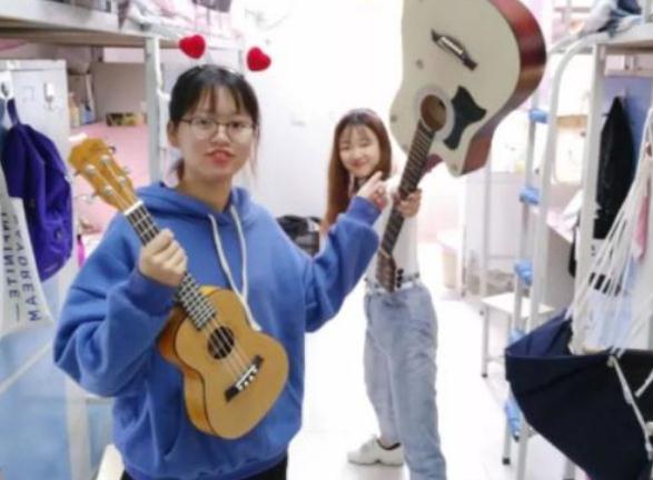 大学宿舍争相比拼，清北与哈佛剑桥寝室对比，差距不是一星半点