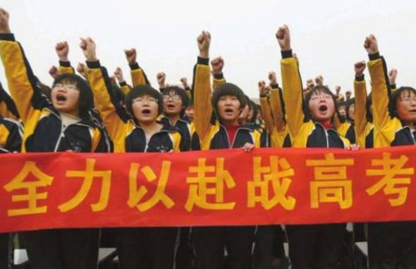 新高考实行一年，部分老师感受到了“生存危机”，直言想转行