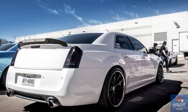 一辆“霸气十足”的“伪豪车”！克莱斯勒300 SRT8