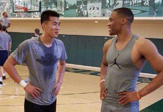 为什么nba球员肌肉不一样（没有对比就没有差距！中国球员和NBA球员站一起时，肌肉差太多了）