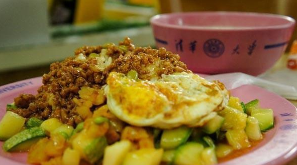 大学之间的差距不只是分数线，看完清华的食堂，同学们直呼羡慕