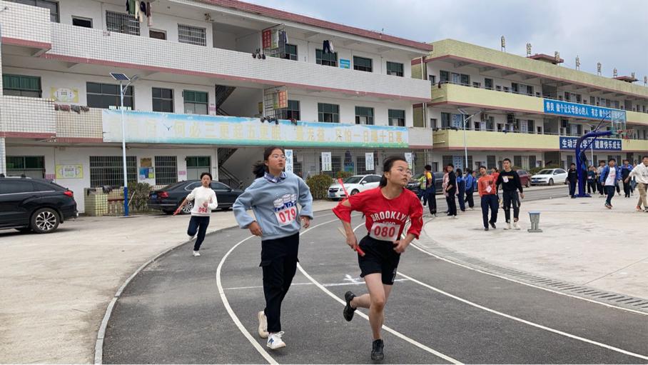 雙峰縣杏子中學(xué)田徑運(yùn)動(dòng)會(huì):寒風(fēng)中揮灑青春(圖5) 雙峰縣杏子中學(xué)田徑運(yùn)動(dòng)會(huì):寒風(fēng)中揮灑青春(圖5)