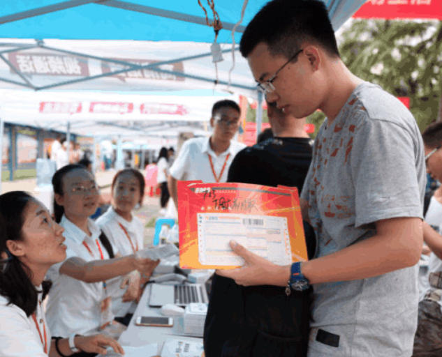 华科大宿舍走红网络，学生自配投影仪，上学就像在度假一样