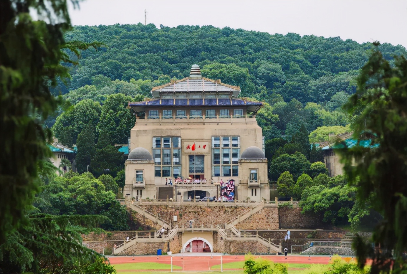 湖北有所大学好拼，为了能晋升第一梯队，一共有11名教授加入