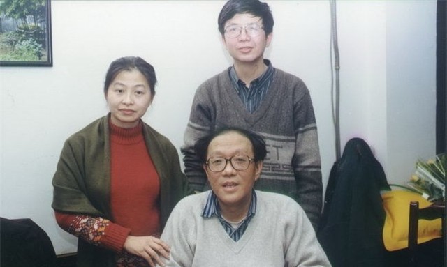 史铁生：21岁瘫痪，31岁执笔坚持写作28年，脑溢血去世，一生励志