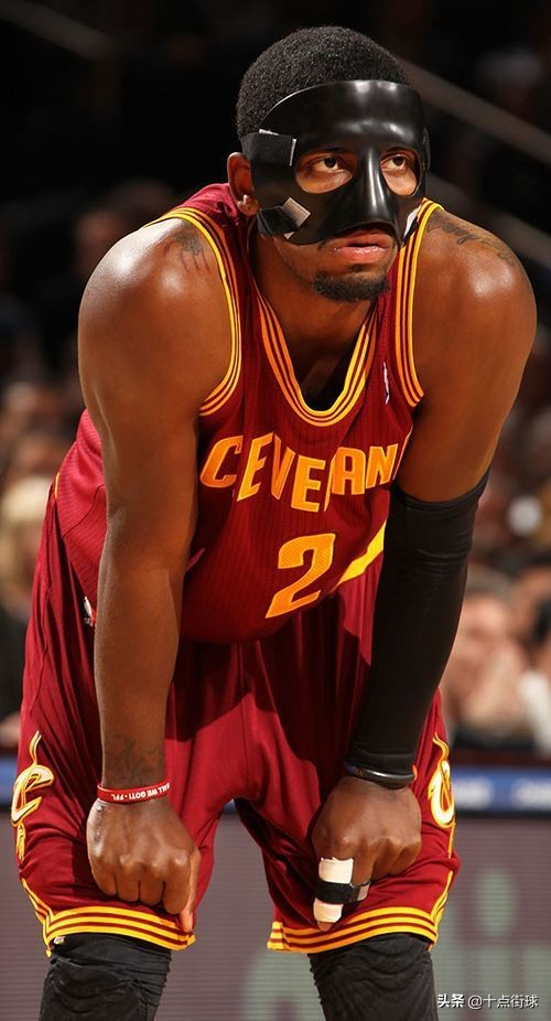 为什么nba的会戴面具（当年NBA为什么要禁止詹姆斯佩戴黑色面具？顾及观众，理由很滑稽）