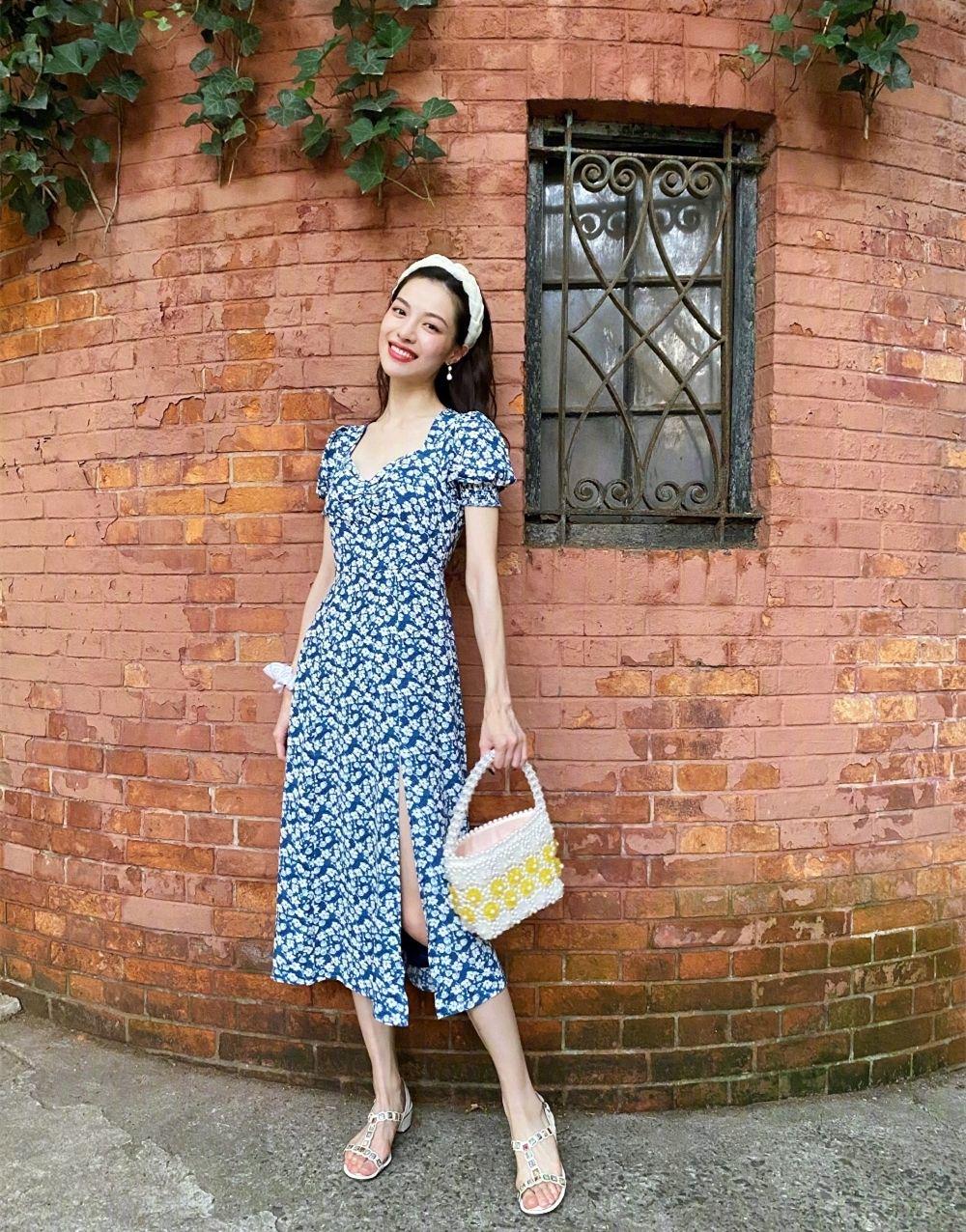 54岁王祖贤好状态美上热搜!穿浅色碎花裙露纤细小腿,背影像少女