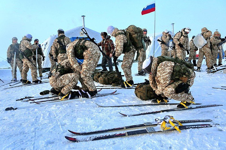 俄军集体快反部队分层着装系统，全天候使用，包括荒漠和北极战场