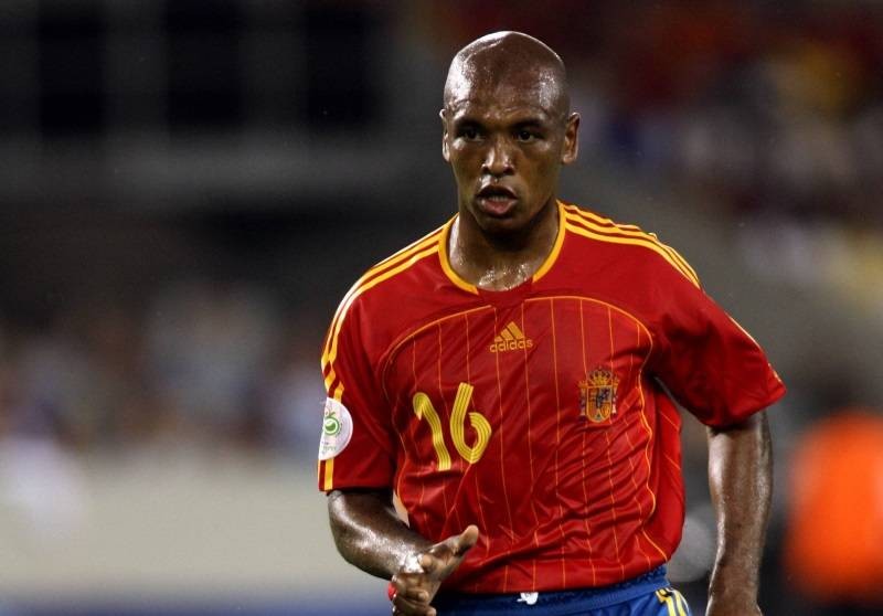 为何说是入籍操作,因为马科斯·塞纳本非西班牙球员,他是在巴西出生土