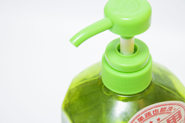 长期用洗洁精洗碗筷，容易致癌，是真是假？还能不能放心用了？