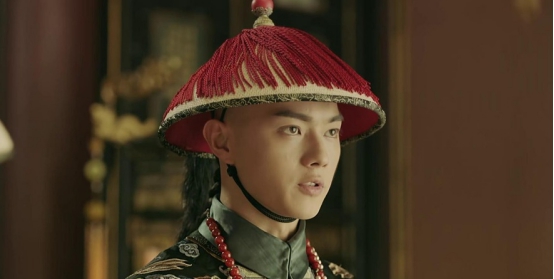 一品官员顶戴花翎顶珠--红宝石清朝一品大员的顶珠都是红宝石,戴上红