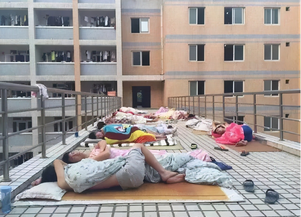 宿舍太热怎么办？看了各科大学生的“避暑”方式，原谅我笑出鹅叫