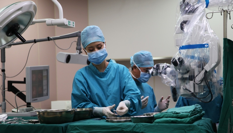 当一个人去世后，为何医生会特意嘱咐亲人，不要直接碰触尸体？