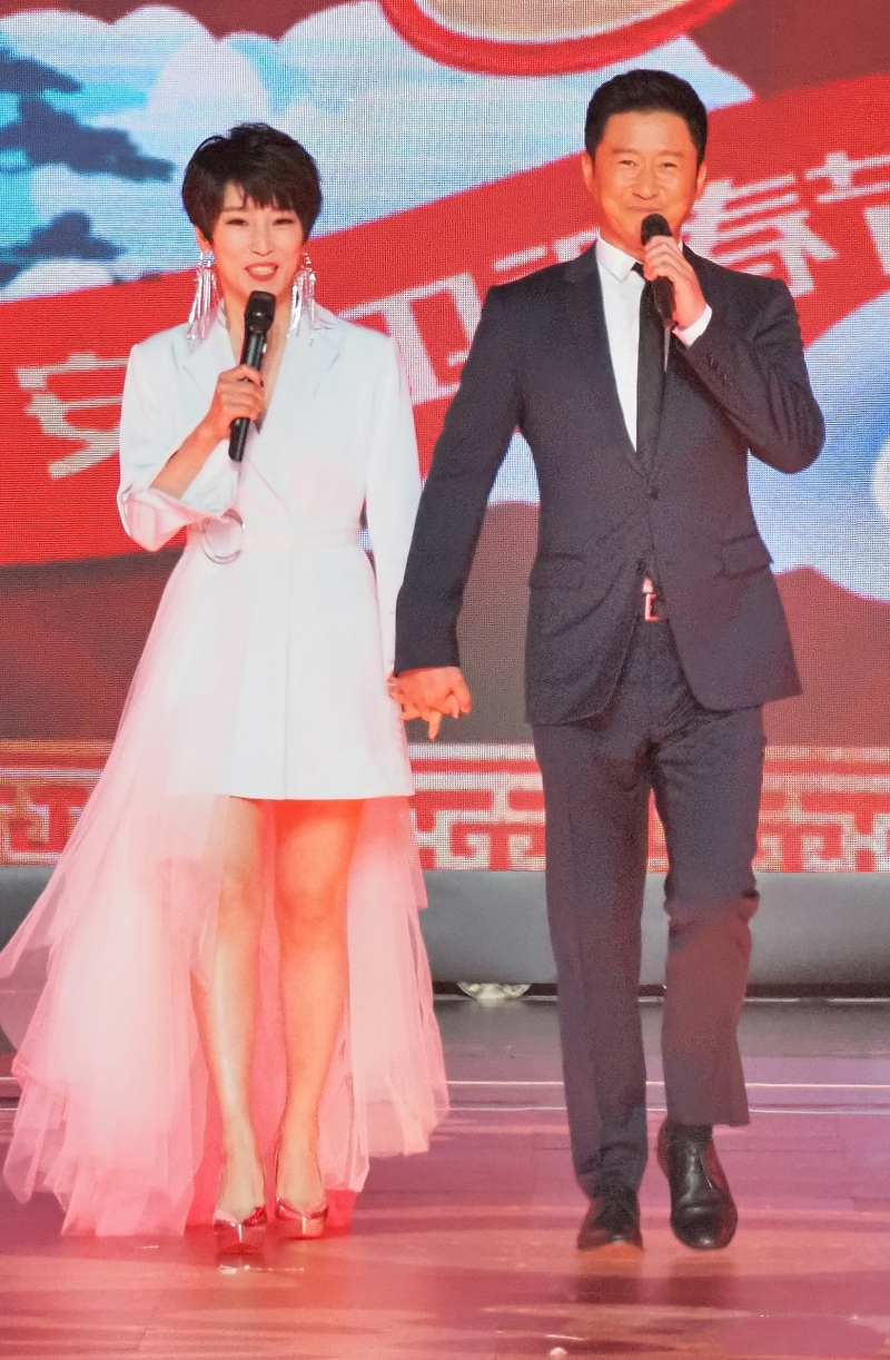 谢楠的故事：知名主持人，成就丈夫吴京，甘做丈夫背后的女人
