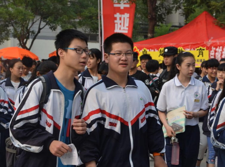 高中生迎来好消息，大量培训机构将被取消，家长举双手赞成