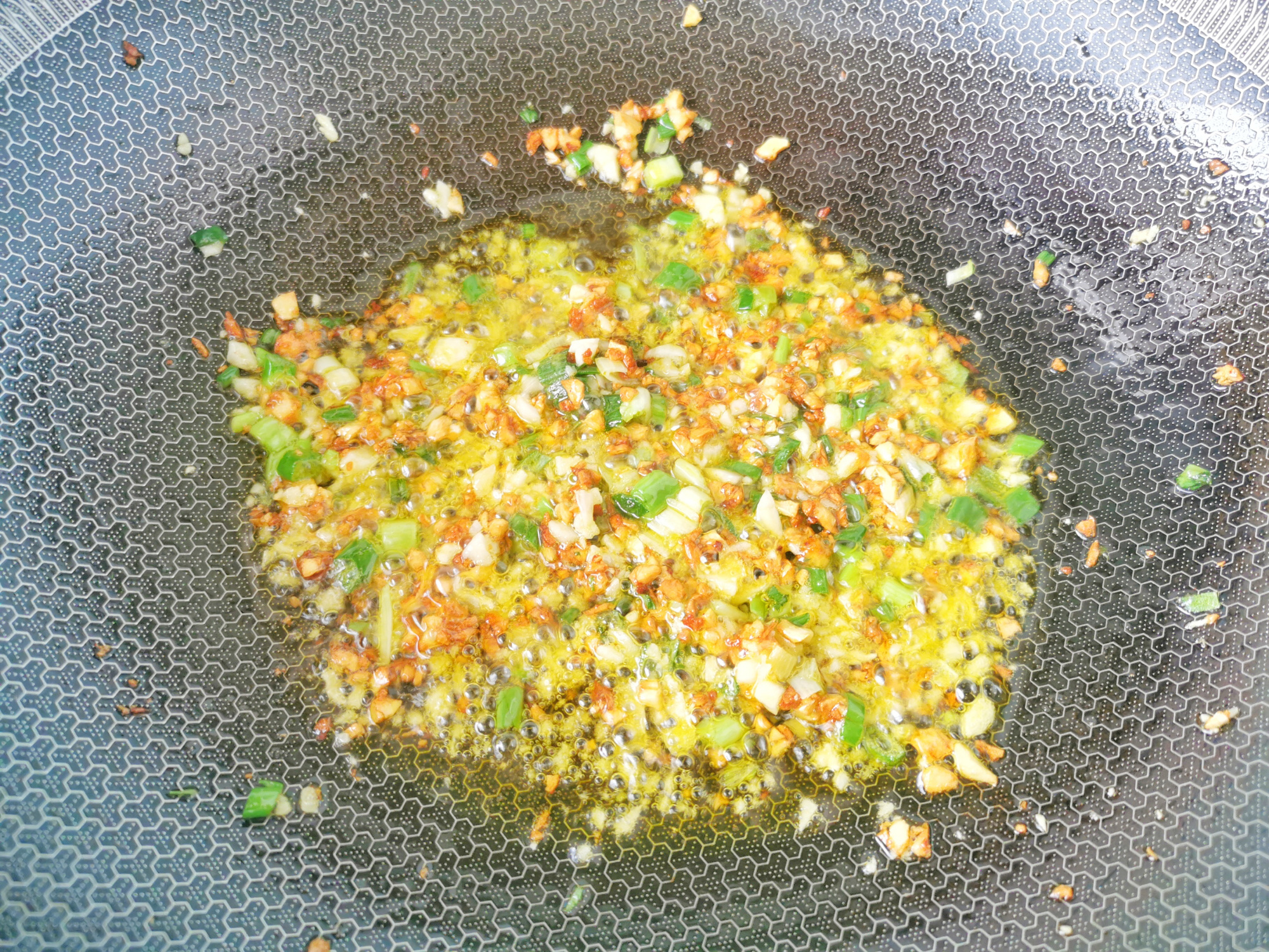 蒜蓉粉丝虾这样做，粉丝比虾好吃，蒜香扑鼻，零厨艺也能学会