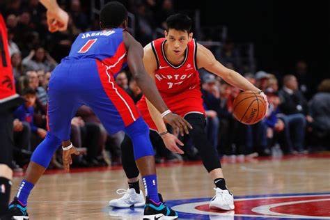 林书豪为什么nba过不下去(林书豪被弃有原因，沦为龙套并非猛龙之过，一因素致其沦落)