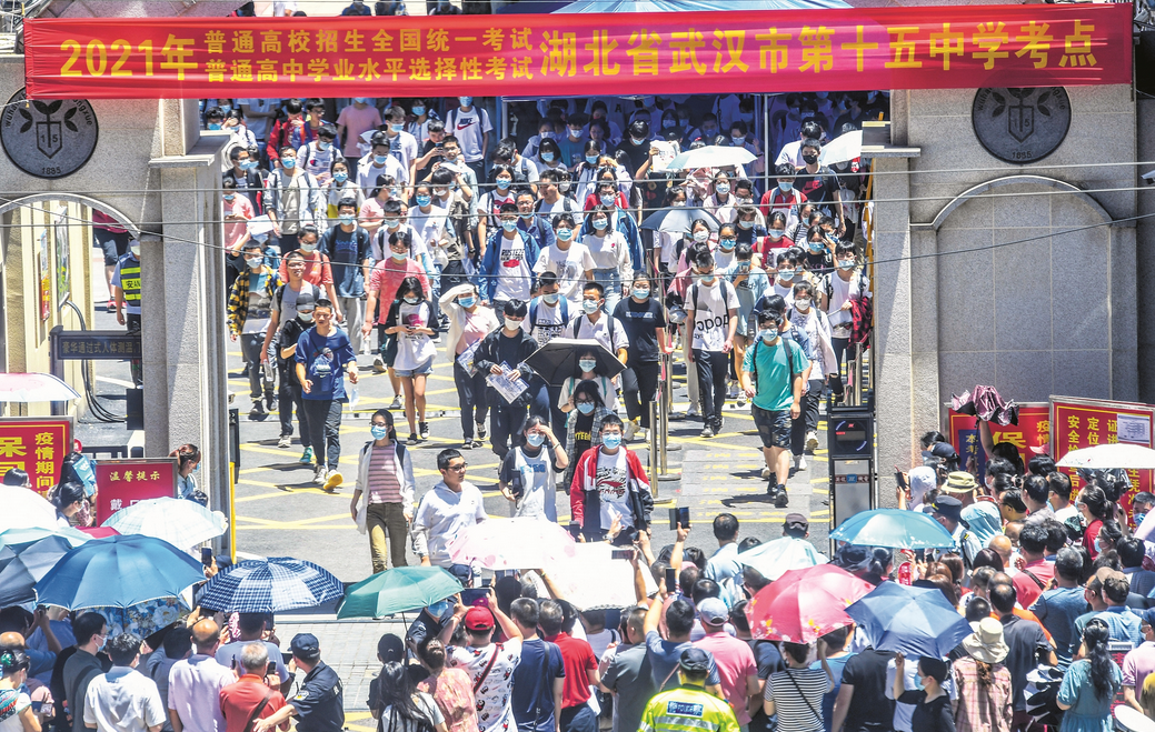 高考女生因“一字马”走红，成绩公布却遭很多人嘲笑，到底考几分