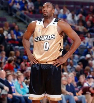 为什么nba球衣颜色变了（NBA史上最丑的10件球衣：勇士球衣像睡衣，公牛红蓝配色无力吐槽）